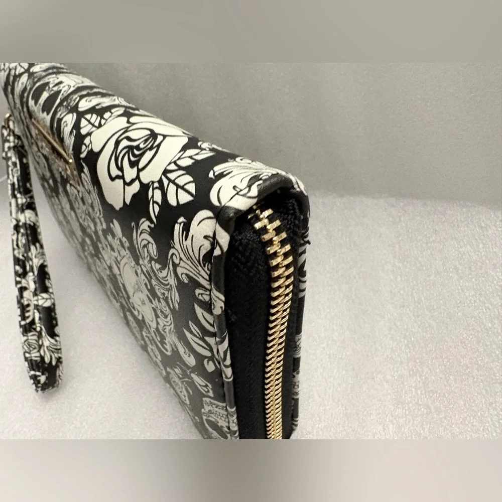 Betsey Johnson NWT Skull Rose Zip-Around Wristlet Wallet Black White - Picture 5 of 13